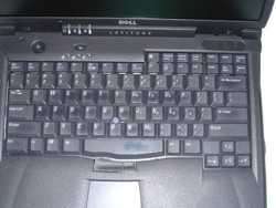 En este caso, se trata de un portátil Dell con teclado en inglés de 