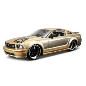 Maisto Die Cast 1:24 Gold AS 2006 Ford Mustang:  Toys 