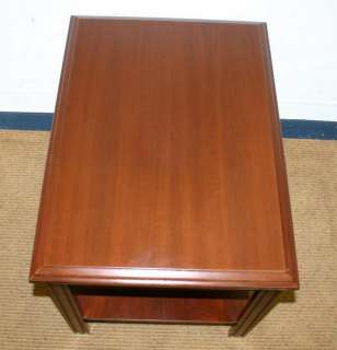   STYLE TRADITIONAL Mahogany 2 tier chippendale side end table  