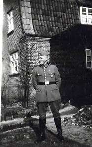 Orig.Foto Soldat Wehrmacht Abzeichen WW2  